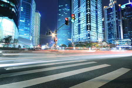 在晚上与光径特大城市公路上海