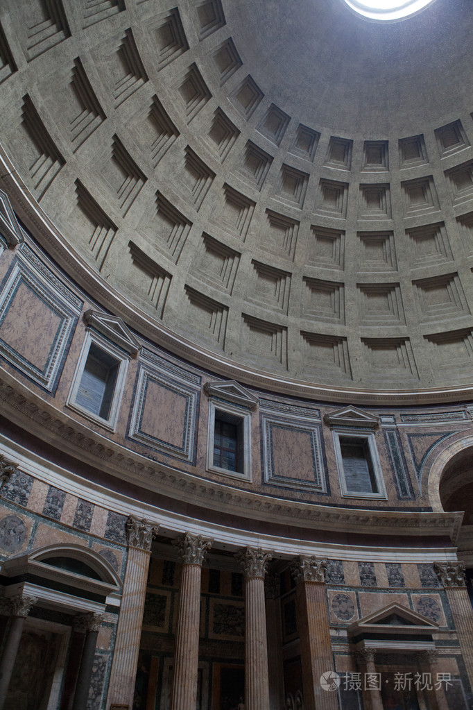 在意大利,罗马万神殿的圆顶的内部视图