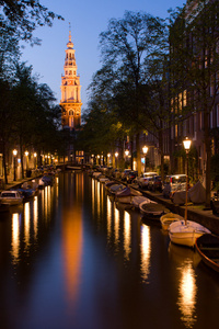 教堂塔楼和阿姆斯特丹运河