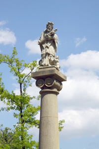圣约翰 nepomucen 在 jaslo 的尊古老的雕像