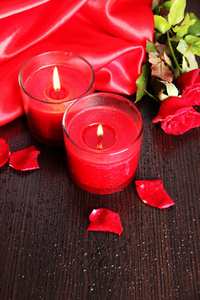 美丽浪漫红色蜡烛与鲜花，关闭