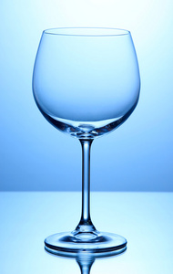 排列在蓝色背景上的空酒杯图片