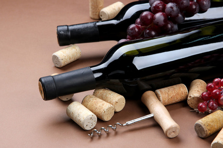 瓶酒 葡萄和棕色背景上的软木塞