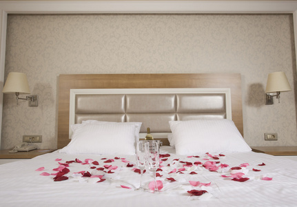 酒店房间与大床和红色花朵