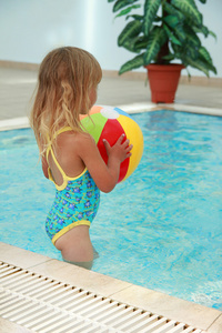 小女孩用球池中的水
