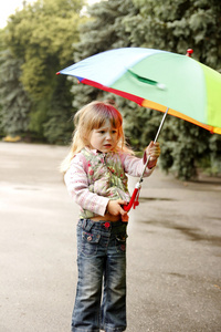 漂亮的小女孩，用一把雨伞