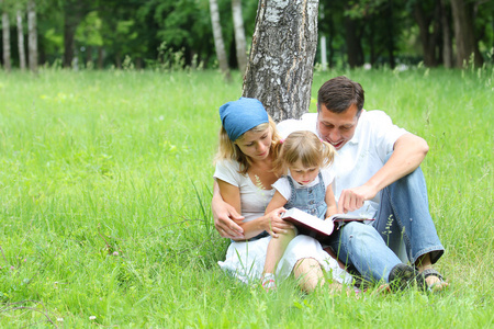 年轻的家庭阅读圣经 