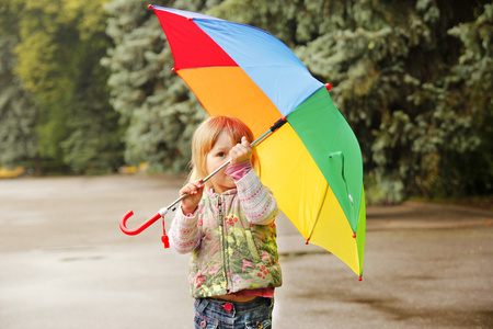 漂亮的小女孩，用一把雨伞