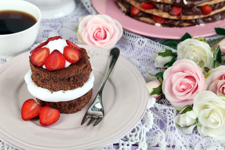 上木表特写草莓与巧克力蛋糕