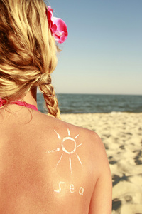 奶油女背上海滩上的太阳