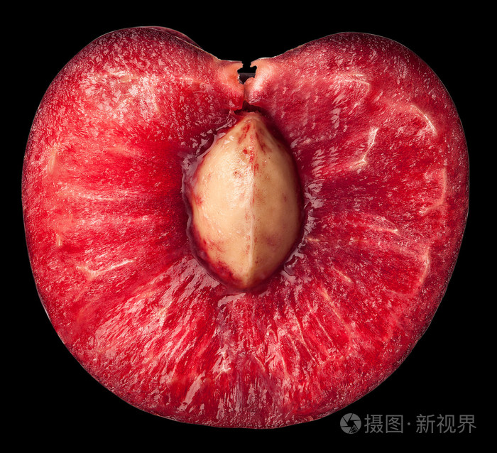 一半的成熟多汁的樱桃