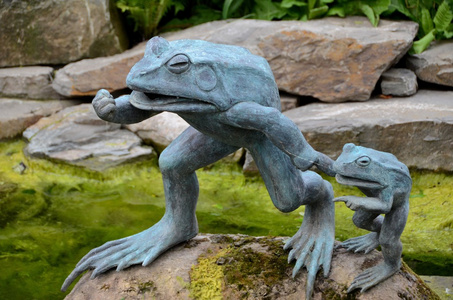 雕塑的一只青蛙