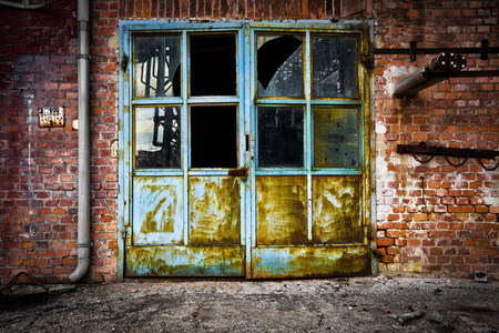 旧生锈的铁大门玻璃砖墙