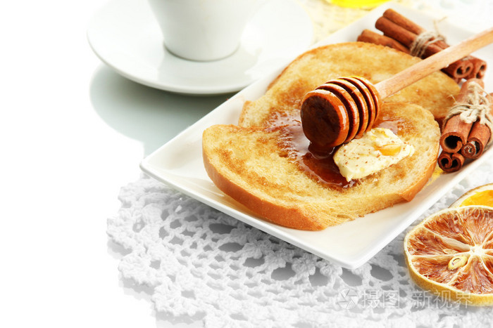 白面包烤面包 蜂蜜和杯咖啡，白色上孤立