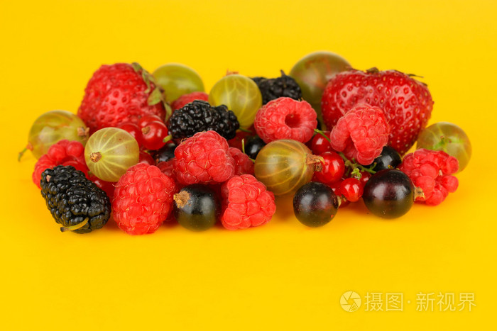 成熟的莓果黄色背景