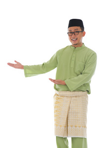 传统马来人欢迎的姿态，在斋月期间与隔离