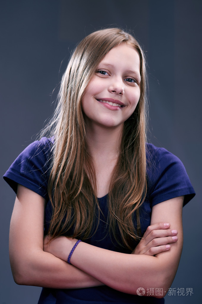 性格开朗的年轻女孩的肖像