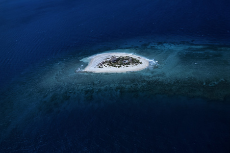 鸟瞰的一个珊瑚礁包围的小岛上的度假村