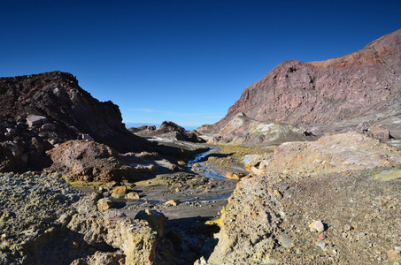 白岛的岛屿。一个活跃的火山坑的表面。新西兰