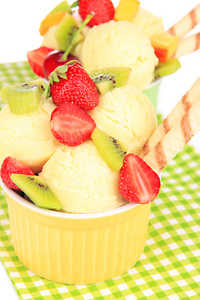 美味冰淇淋的水果和浆果在碗中的关闭