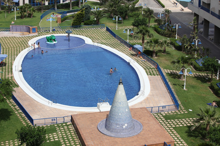 在酒店的游泳池的顶视图。西班牙