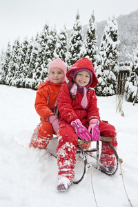 小女孩住在雪橇上