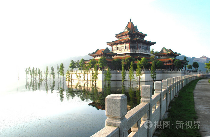 在湖中中国的皇家园林石的露台上古代馆