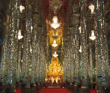 在大教堂的玻璃，在泰国寺金佛像