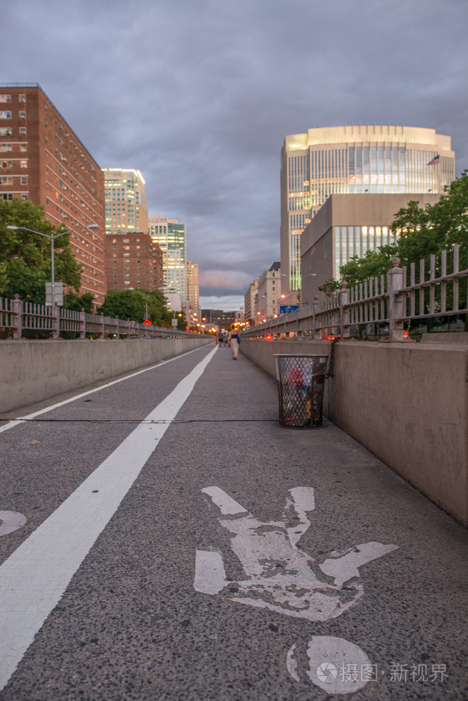 布鲁克林那边的布鲁克林大桥在夕阳与行人标志