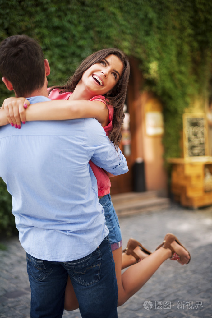 在城市道路上拥抱的年轻夫妇