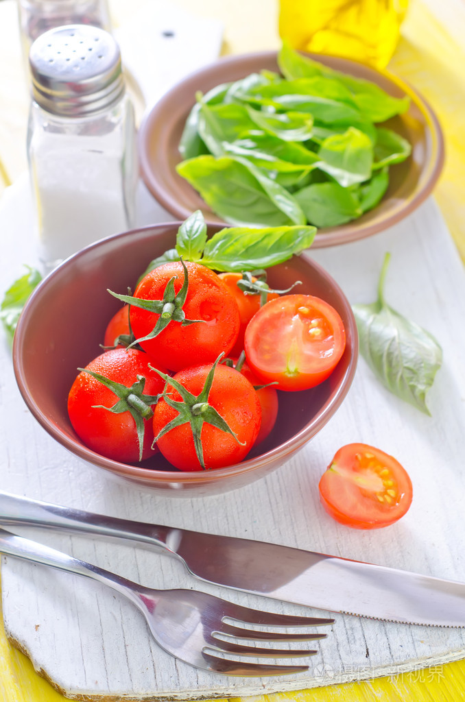 在碗里的新鲜番茄