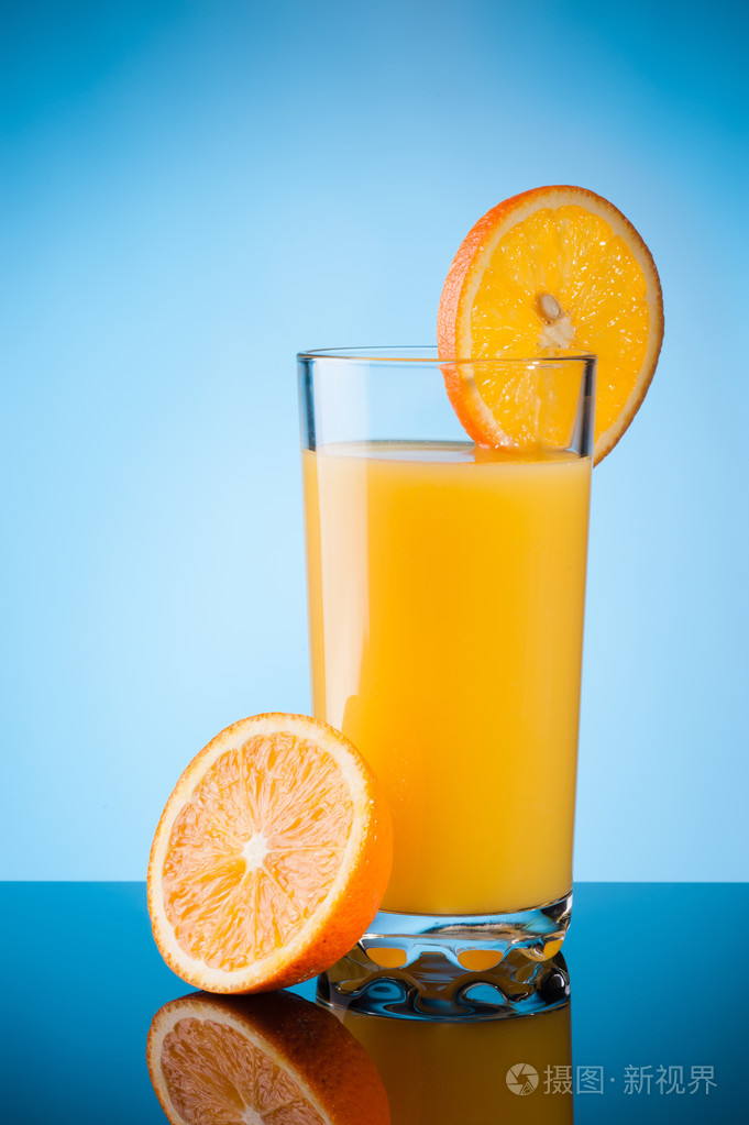 蓝色背景上的橙汁