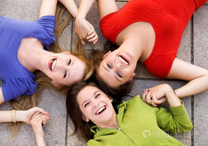 三个年轻漂亮的朋友