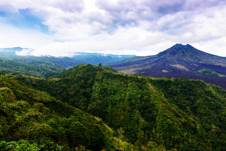 火山在印度尼西亚巴厘岛上的风景