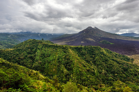 火山在印度尼西亚巴厘岛上的风景