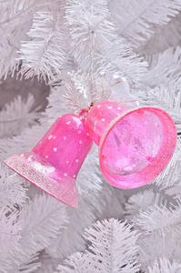 圣诞树上的粉红色门铃