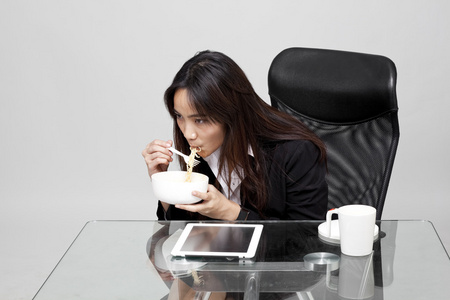 女职工在办公时间内吃不健康的食物