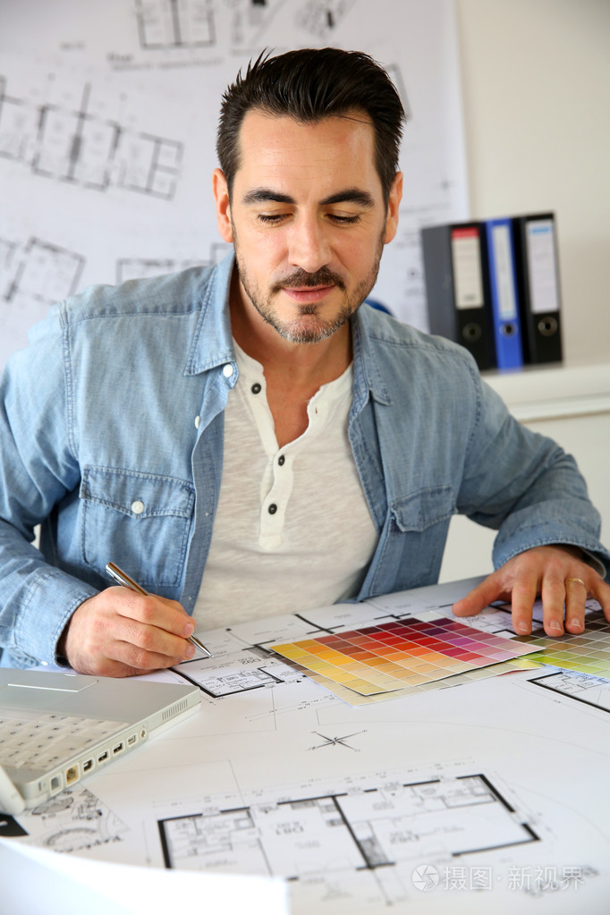 在蓝图上的办公室工作的建筑师