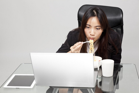 女职工在办公时间内吃不健康的食物