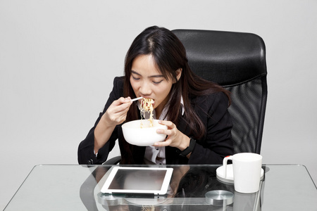 女职工在时间内吃不健康的食物