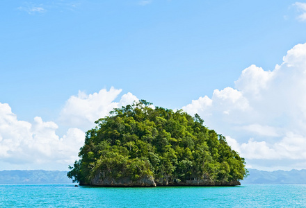 明亮的绿色岛屿大海的中央照片