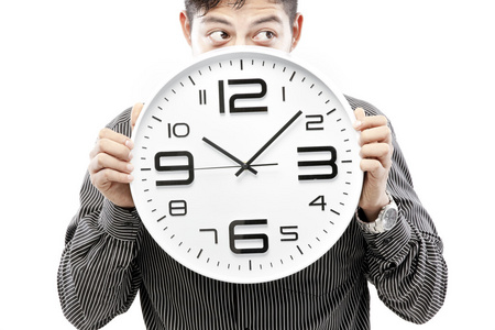 时间的概念,商人持有大时钟和给他脸上的表达审查的时间商人在办公室