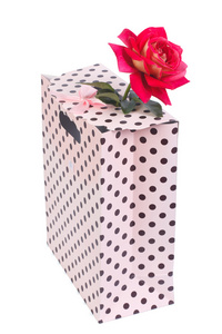 礼品纸袋隔离在白色背景上的微妙粉红玫瑰