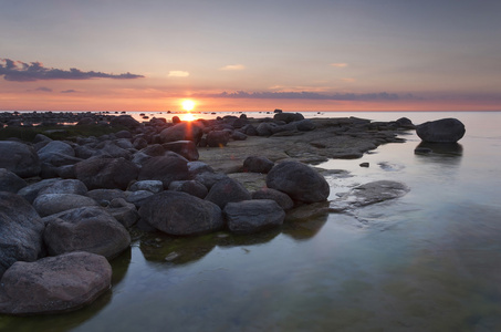 夕阳背后的岩石海岸