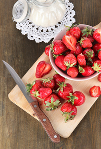 草莓上切割木桌上的碗里
