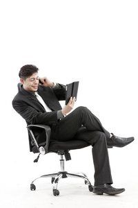 与数字平板电脑坐的一位商人的肖像