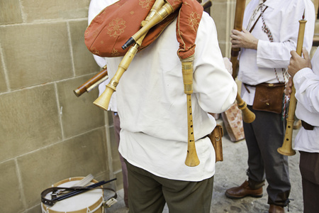 中世纪的音乐家与鼓和手鼓中世纪音乐家演奏脚手架演奏吉他的吟游诗人