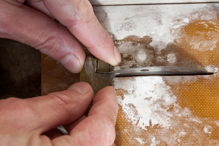 过程独特的黄水晶切割宝石的过程.切-葡萄牙语的类型照片