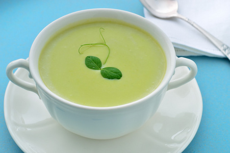 冷奶油绿豌豆汤。夏天餐
