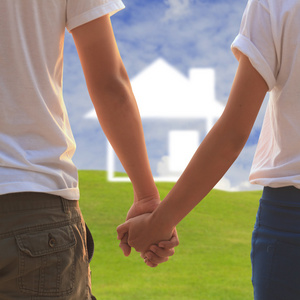 婚姻继承作为背景的房子手牵手的情侣照片